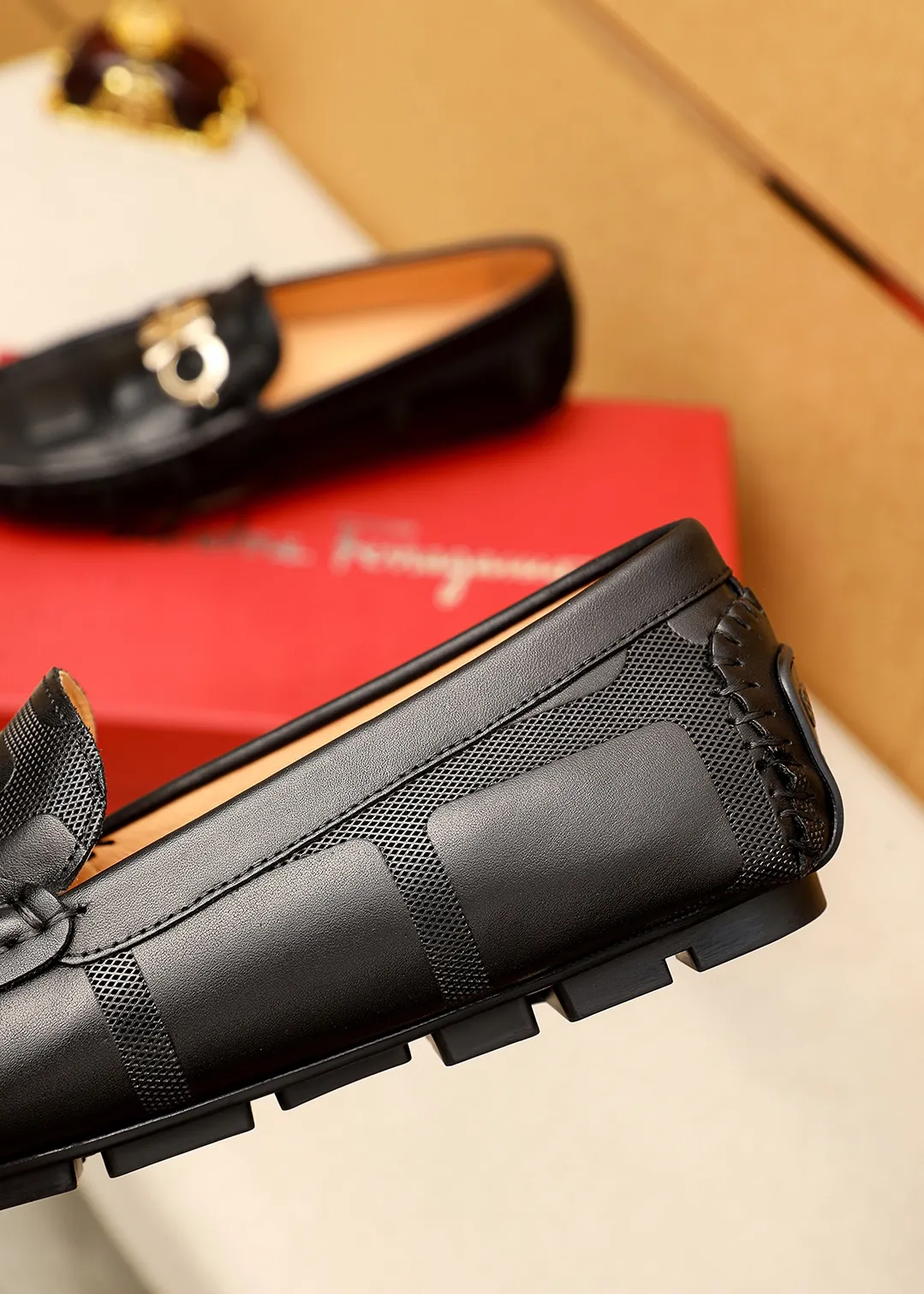 Men's shoes 💰360 💐 Product trademark: Ferragamo "Ferragamo" bean shoes Regular size: 38-44 (45.46🉑️customized) Product materials: Selected imported calfskin embossed upper + classic hardware buckle, imported pig leather lining. Strong three-dimensional visual effect, original outsole color: 1⃣️color optional